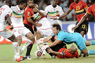 Seydou Keita justo antes de marcar su primer gol ante Angola