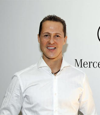 Schumacher durante su visita a la fbrica de Mercedes GP