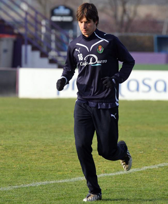 lvaro Rubio realiza carrera continua al margen de sus compaeros en un entrenamiento del Valladolid.