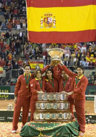 El equipo espaol de Copa Davis tras la conquista de la cuarta Ensaladera.