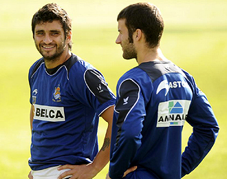Carlos Buenos e Imanol Agirretxe, de perfil en la foto, 'pelean' por el ser el delantero titular de la Real Sociedad, sien embargo la relacin entre ellos es perfecta y va ms all del compaerismo
