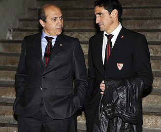 Del Nido y Jimnez, antes de la foto oficial del Sevilla de esta temporada.