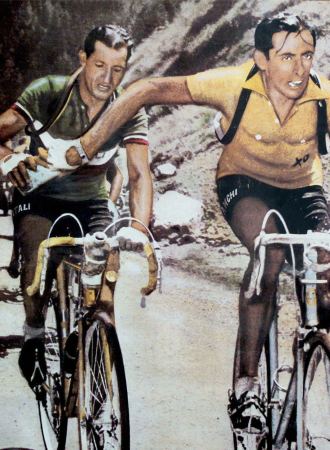 Histórica imagen de Gino Bartali y Fausto Coppi pasándose el botellín de agua en las rampas del Galibier, en el Tour de 1952
