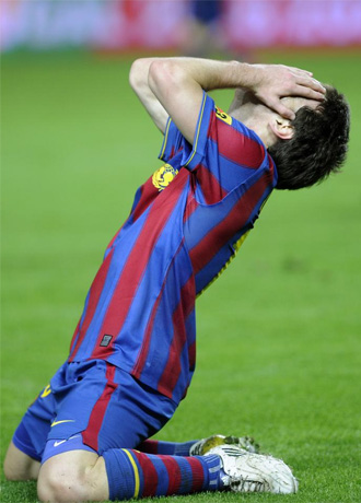 Messi se lamenta de una ocasión marrada contra el Sevilla.
