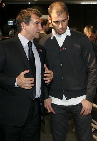 Laporta conversa con Guardiola durante un acto.