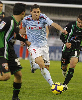 Roberto Lago avanza entre varios jugadores del Elche.