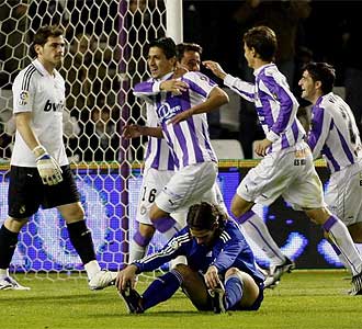 Cannobio celebra un gol con sus compaeros.