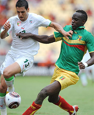 El argelino Matmour intenta superar a Momo Sissoko, jugador de Mali