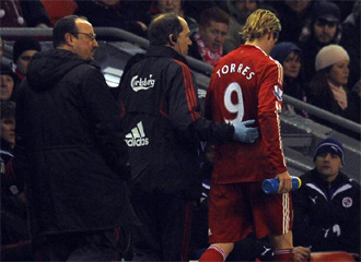 Fernando Torres se marcha lesionado.