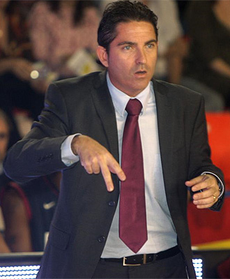 Xavi Pascual da instrucciones durante un partido del Regal Barcelona