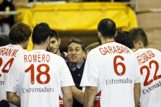 Valero Rivera d ordenes a sus jugadores en el torneo disputado en Badajoz.