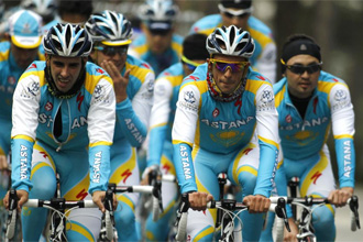 Alberto Contador se entrena con sus compaeros del Astana en Calpe.