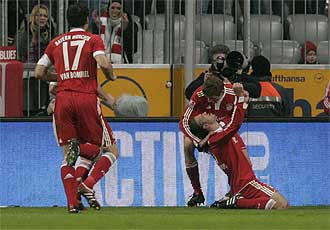 Martin Demichelis y Thomas Mueller celebran el primer gol del Bayern.