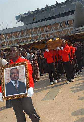 Un hombre porta un retrato de Amelete Abalo ante su fretro en el funeral oficiado este viernes en Lom, capital de Togo.