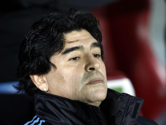 Maradona, en el banquillo del Vicente Caldern.