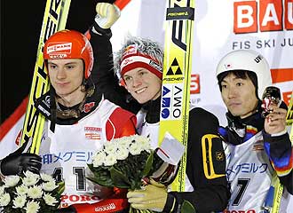 Thomas Morgenstern, Andreas Wank y Daiki Ito en el podio de Sapporo.