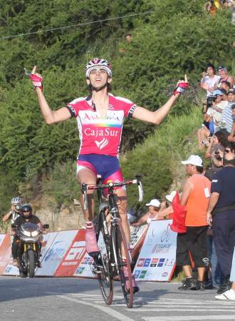 Xavier Tondo levanta los brazos al imponerse en la cima del Mirador del Sol, en el Tour de San Luis de 2009