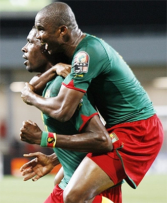 Etoo abraza a Idrissou tras marcar el 3-2 ante Zambia