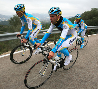 Alberto Contador lidera el entrenamiento del Astana.