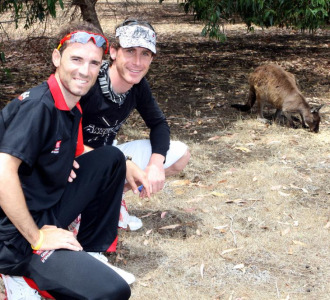Alejandro Valverde junto a Ivn Gutirrez en Australia posan junto a un canguro.