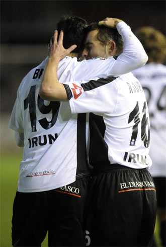 Rit y Rubn Durn celabran un gol durante un partido