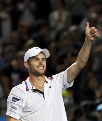 Andy Roddick saluda al público australiano tras su victoria en primera ronda.