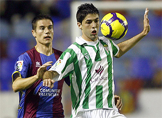 Juanju cubre el baln en un partido contra el Levante