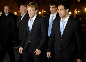 Varios jugadores de la Real, en el funeral de Orbegozo.