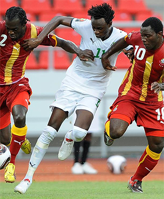 El jugador de Burkina Faso, Jonathan Pitroipa, pugna por un baln con dos jugadores de Ghana