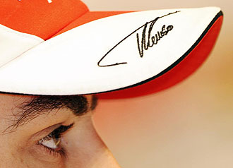 Fernando Alonso con su gorra autografiada