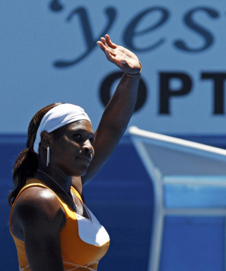 Serena Williams saluda al pblico aussie tras su victoria en Australia.