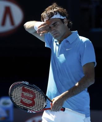 Roger Federer se seca el sudor durante su partido ante Igor Andreev.