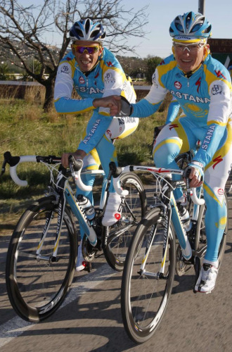 Alberto Contador junto a Alexander Vinokourov en Calpe.