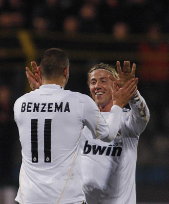 Benzema y Guti celebran el tanto del francs en el amistoso disputado en Albania
