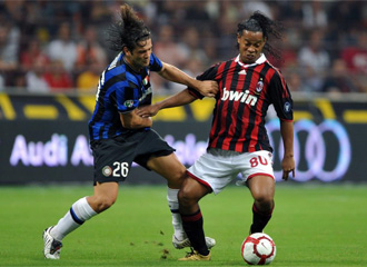 Chivu pelea por un baln con Ronaldinho en un encuentro entre Inter y AC Miln