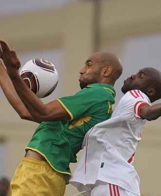 Kanout controla un baln durante el partido de Mali ante Malaui en la Copa de frica