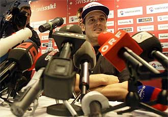 El esquiador suizo Daniel Albrecht habla este jueves para la prensa en Kitzbuehel.