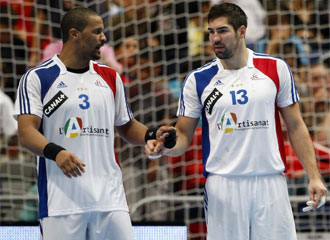 Dos jugadores de Francia hablan en un partido.
