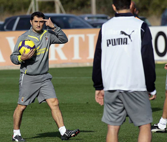 Valverde da instrucciones durante un entrenamiento del Villarreal esta semana.
