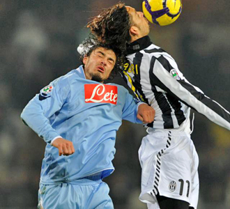 Matteo Contini pelea un baln con Amauri durante el choque de Copa Italia entre la Juventus y el Npoles.