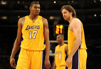 Bynum y Gasol, en un partido de los Lakers.