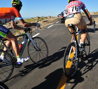 Rafa Valls con su maillot de la montaa junto a Nibali.