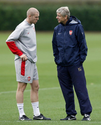 Senderos habla con Wenger en un entrenamiento del Arsenal