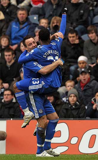 Sturridge celebra con Terry el segundo gol del Chelsea.