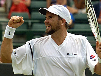 Rafter celebra una victoria ante Enqvist en Wimbledon 2001.