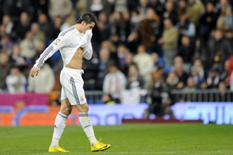 Cristiano Ronaldo se retira del csped despus de ser expulsado ante el Mlaga.
