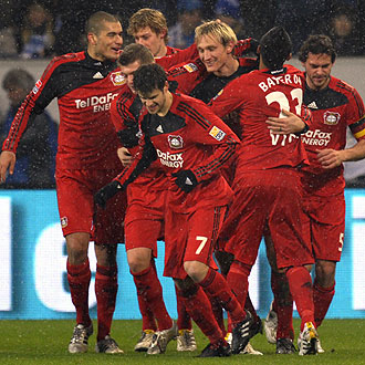 Los jugadores del Leverkusen celebran el gol de Hyypi