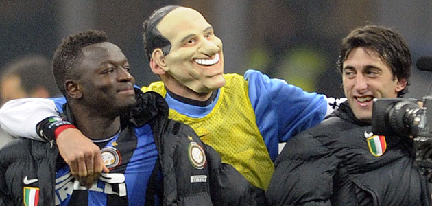 Materazzi, con la careta de Berlusconi puesta, celebra el triunfo en el derbi con Balotelli y Milito
