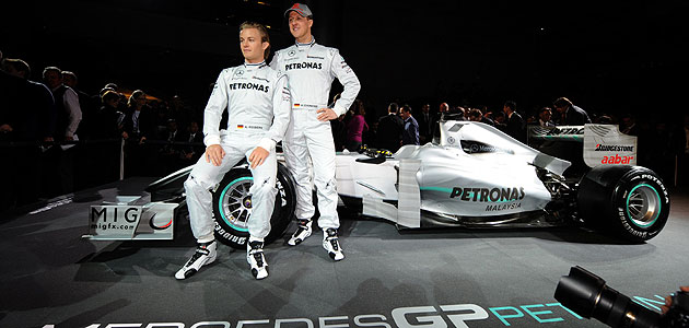 Rosberg y Schumacher posan con su nuevo monoplaza. Foto: AFP