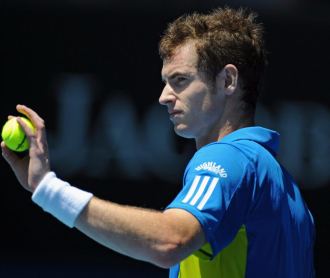 Andy Murray se prepara para realizar un servicio durante un partido en Australia.